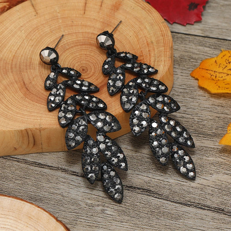 A pair of fashionable hanging earrings for women, creative, fashionable, simple, leaf splicing, inlaid with rhinestones. The lon